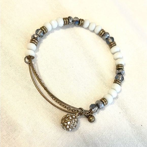 Beaded bangle with pave charm - Picture 5 of 8